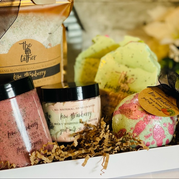 Kiwi Strawberry All Natural SkinEssential Gift Set - Picture 3 of 10